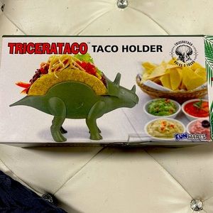 Tricerataco taco holder for two tacos.